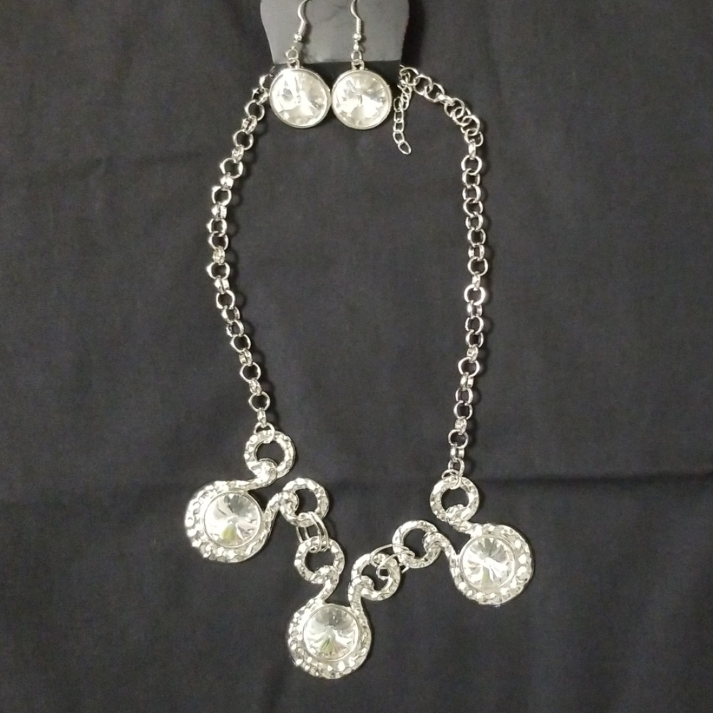 Necklace and earring set
